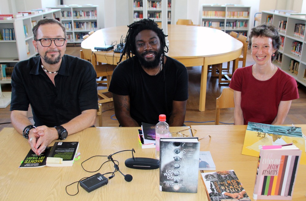 Lesung mit Autor Jason Reynolds und Claudia Söffner in der JVA-Ebrach